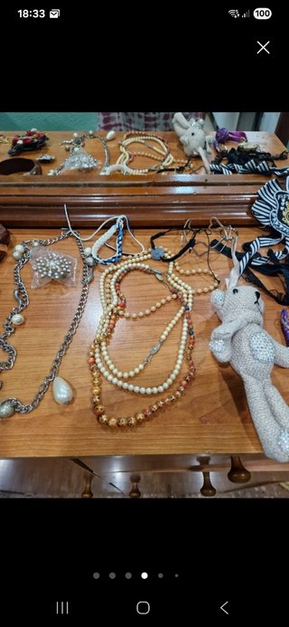 Lote bisutería: broches & collares