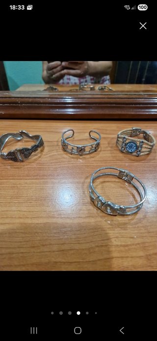 Lote bisutería: broches & collares