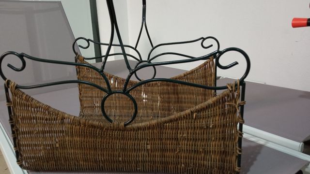 Portariviste vintage in vimini e ferro