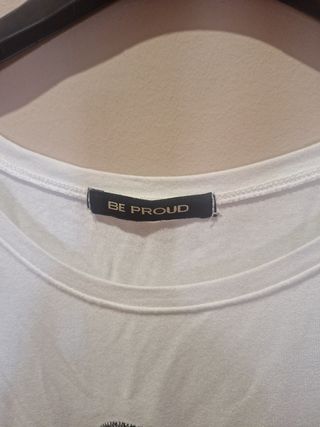 Camiseta BE PROUD - Chanclas Bordadas