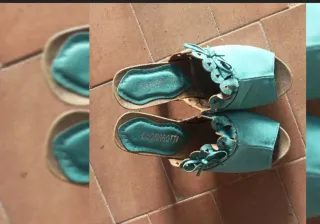 Zuecos verdes de Buonarotti, con plataforma/tacón