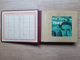 Álbum con 12 vinilos Singles 45 RPM. Años 50