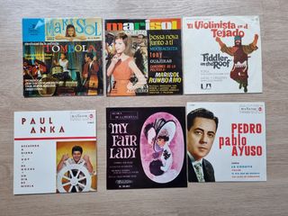 Álbum con 12 vinilos Singles 45 RPM. Años 50