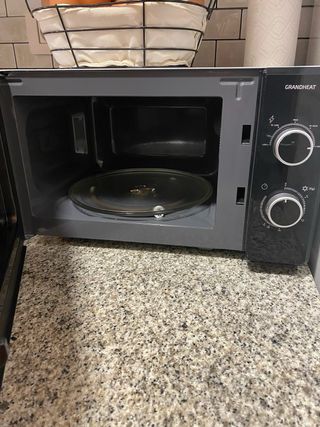 Microondas Cecotec GrandHeat ( costo 79€)
