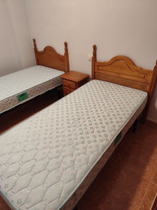 Conjunto 2 cabeceros de madera+ mesilla de noche. 