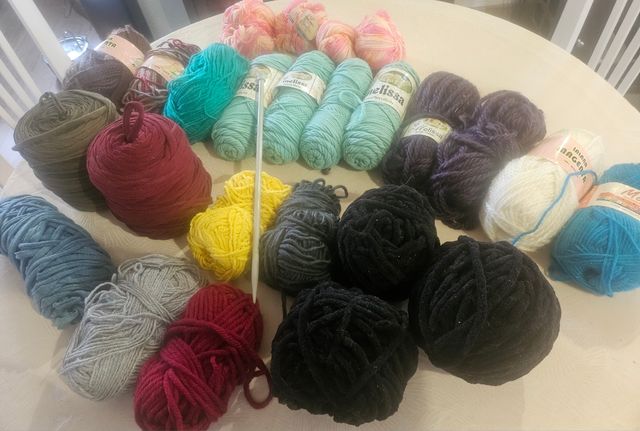 24 gomitoli di lana, trapillo e ago da 9 mm