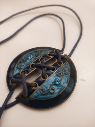 Collar azul estilo corsé
