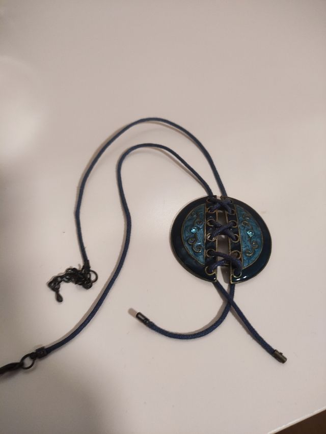 Collar azul estilo corsé