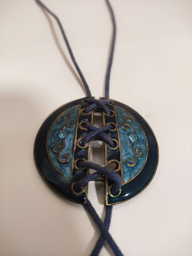 Collar azul estilo corsé