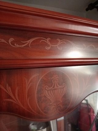 Vitrina antigua de madera.