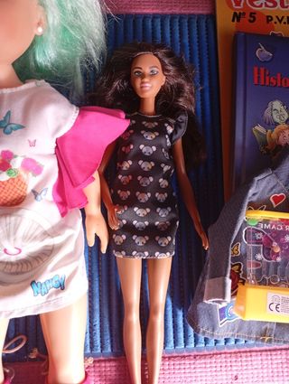 Muñecas y juguetes infantiles. Barbie, Nancy...