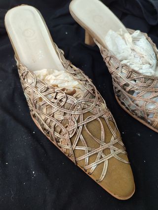 Zapatos de tacón color marrón y dorado