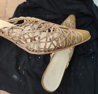 Zapatos de tacón color marrón y dorado