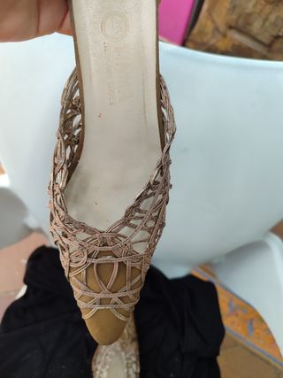 Zapatos de tacón color marrón y dorado