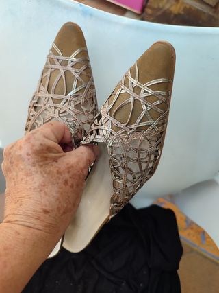 Zapatos de tacón color marrón y dorado