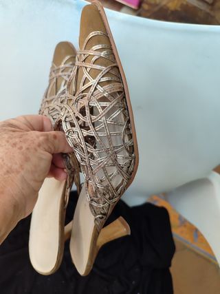 Zapatos de tacón color marrón y dorado