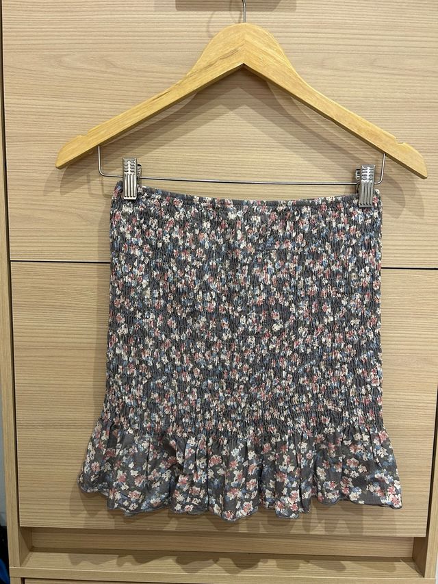 Falda floral fruncida gris