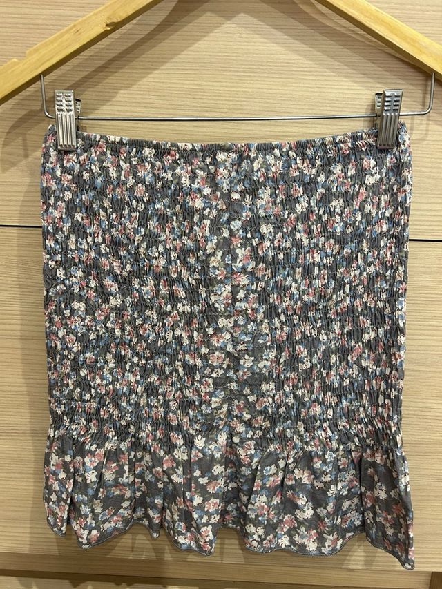 Falda floral fruncida gris