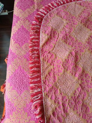 Colcha vintage rosa y dorada