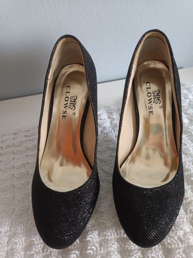 Tacones negros Clowse, brillo, tacón medio