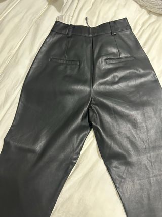 Pantalones polipiel negros - Talla XS