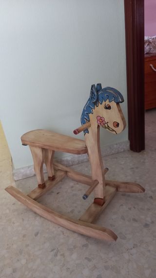 Caballo balancín infantil de madera
