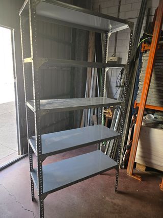 Estanterías metálicas grises
