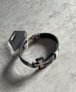 Pulsera negra y plata - cruz