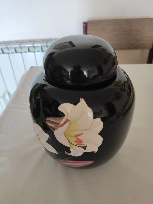 Jarrón negro con lirios cerámica con tapa.
