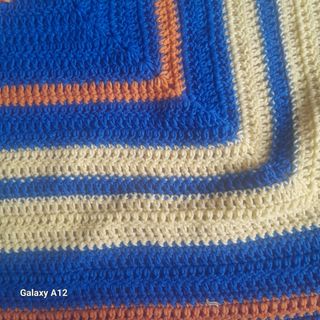 Toquilla crochet azul y naranja mide de pico 62 y 