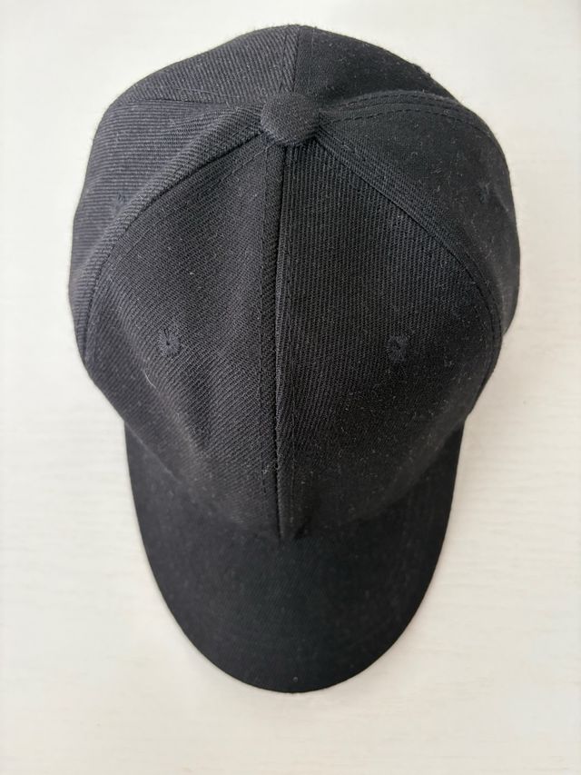 Gorra de tela negra