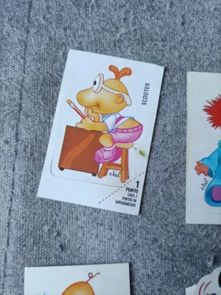 4 Cromos Pequeñecos Phoskitos.