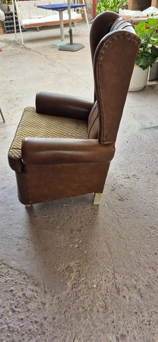 dos Sillones orejero vintage en piel marrón