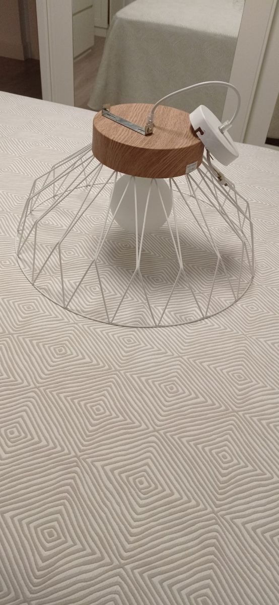 Lampada a sospensione in metallo e legno