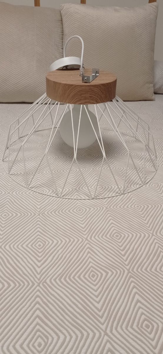 Lampada a sospensione in metallo e legno