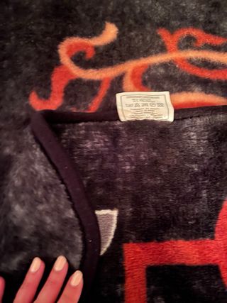 Manta cama marca Mora negra y roja