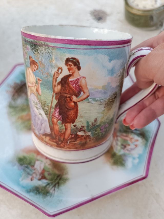 Taza y platillo antiguos La Cartuja