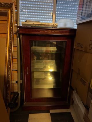 Vitrina antigua de madera y cristal