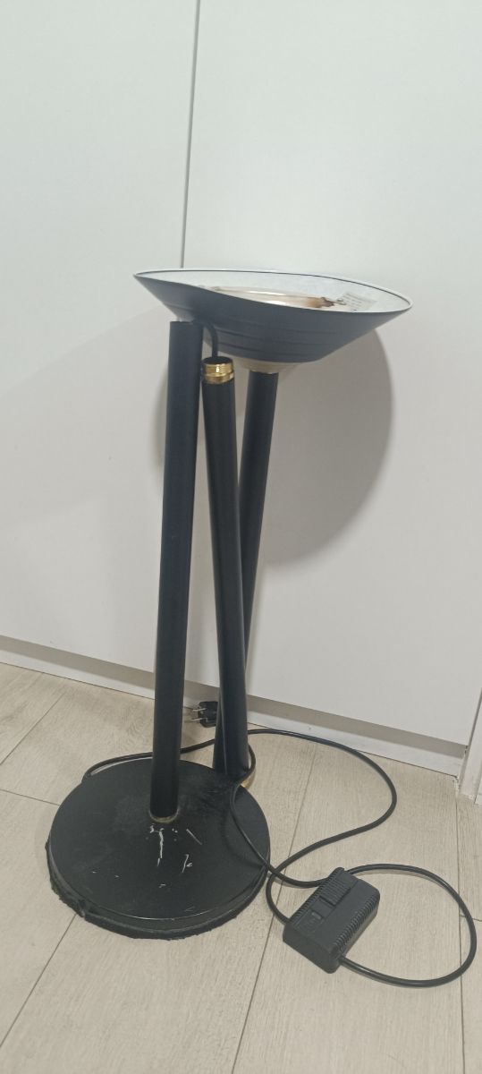 Lámpara pie halógena - negra y dorada