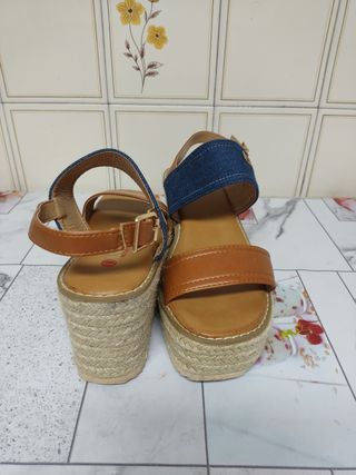 Sandalias cuña Dana women marrón