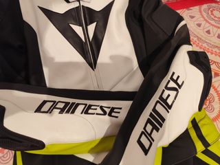 Mono Dainese cuero blanco-amarillo