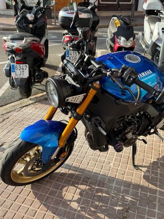 Yamaha XSR900 azul