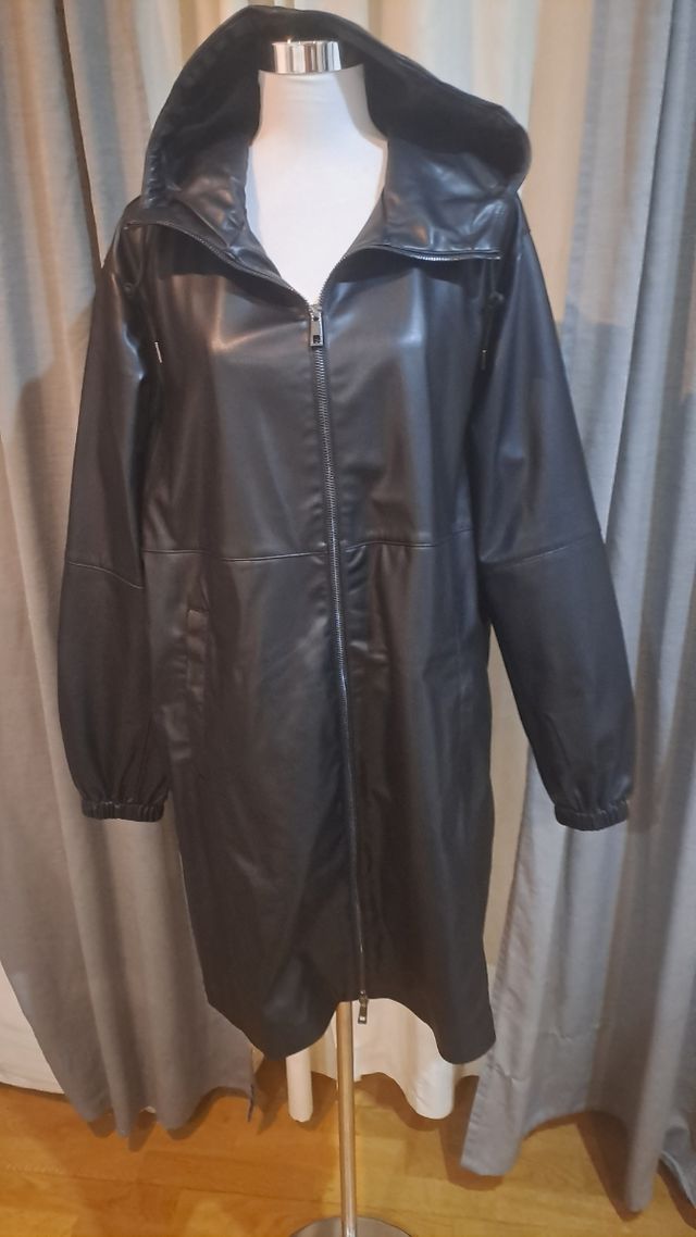 Gabardina negra Oysho - Talla M da bastante talla.