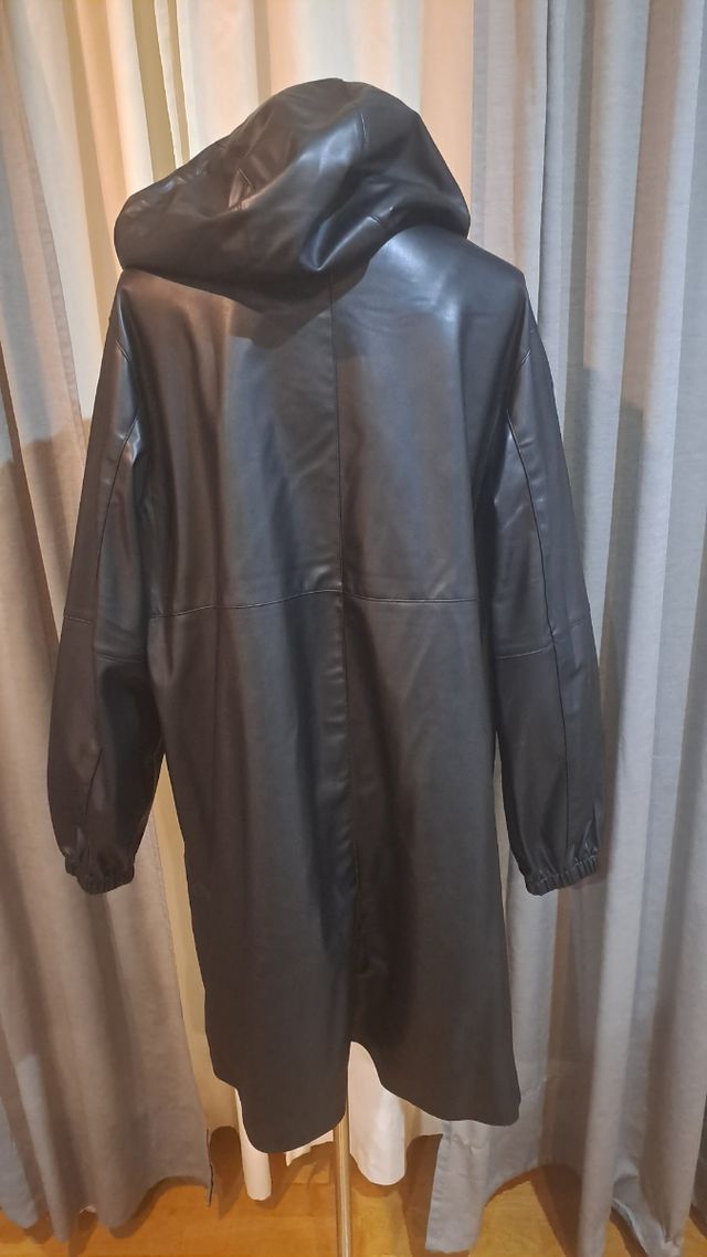 Gabardina negra Oysho - Talla M da bastante talla.
