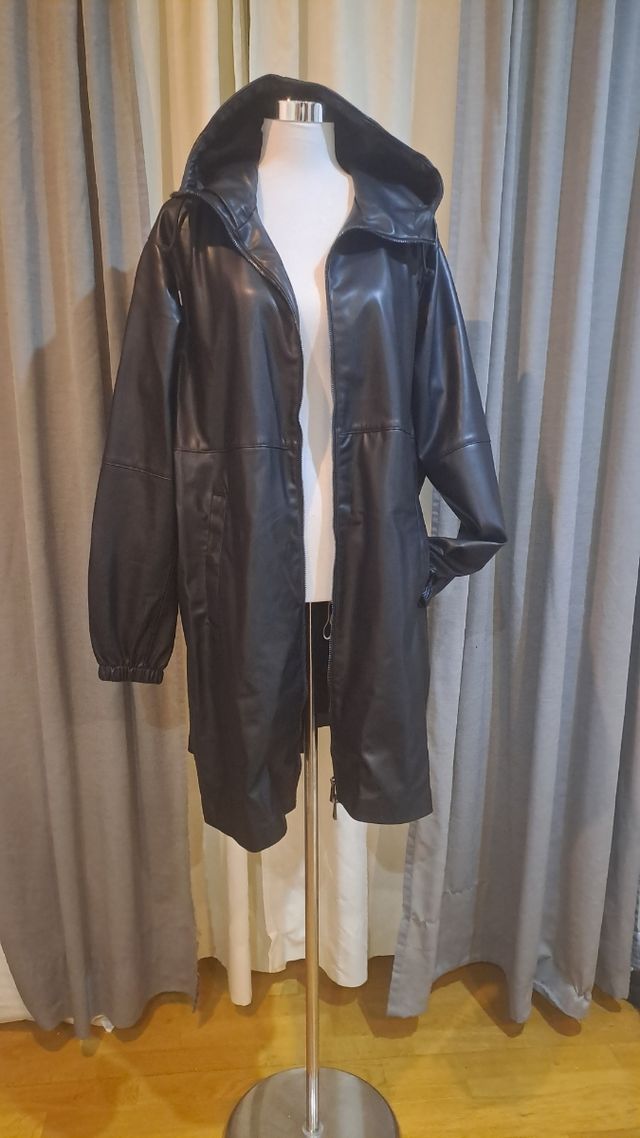 Gabardina negra Oysho - Talla M da bastante talla.