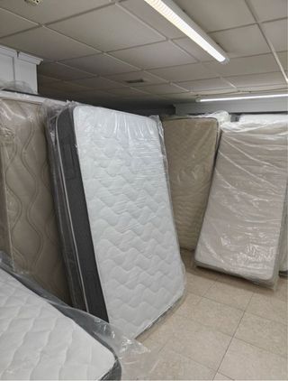 Somieres y colchones seminuevos de exposiciones!