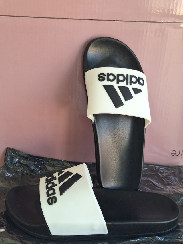 Sandalias Adidas - blancas y negras