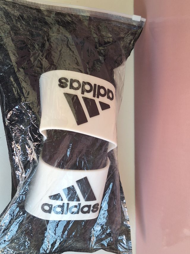 Sandalias Adidas - blancas y negras