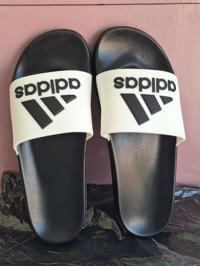 Sandalias Adidas - blancas y negras