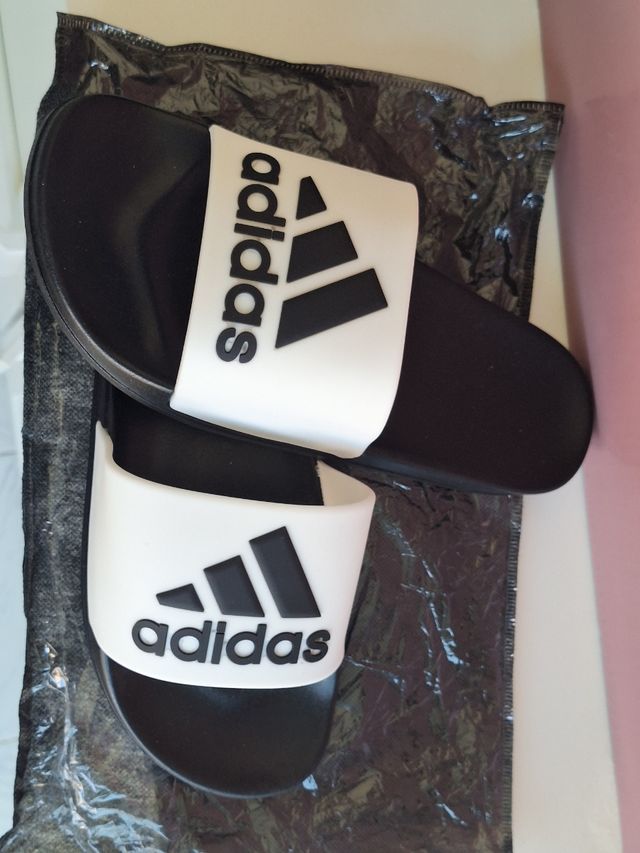 Sandalias Adidas - blancas y negras